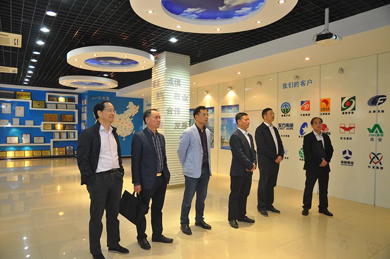 調研組一行觀看公司宣傳片.jpg 調研組一行觀看公司宣傳片.jpg